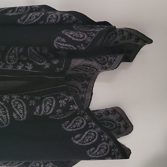 Forever 21, unisex one size fits all shawl. - Picture 4 of 6